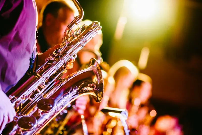 saxofonista tocando jazz en directo