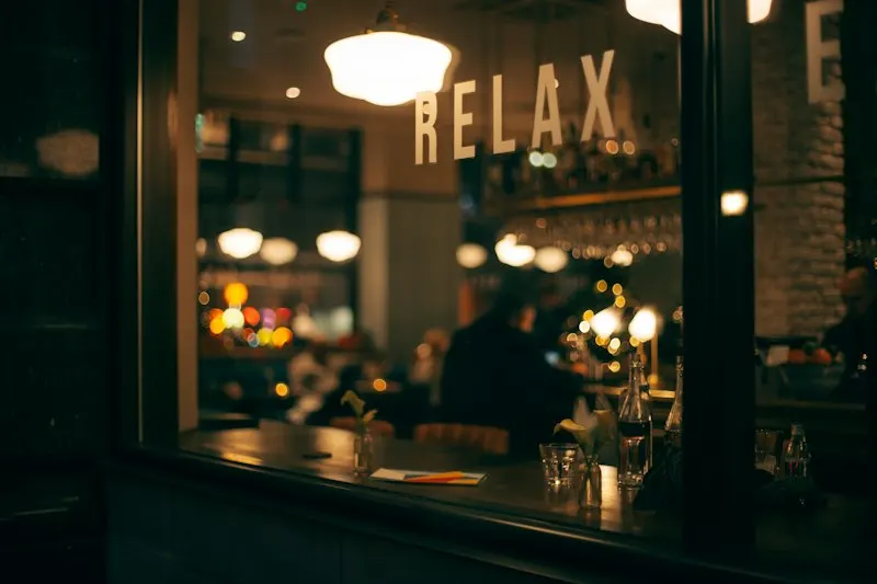 interior de un restaurante con luz cálida visto desde la ventana