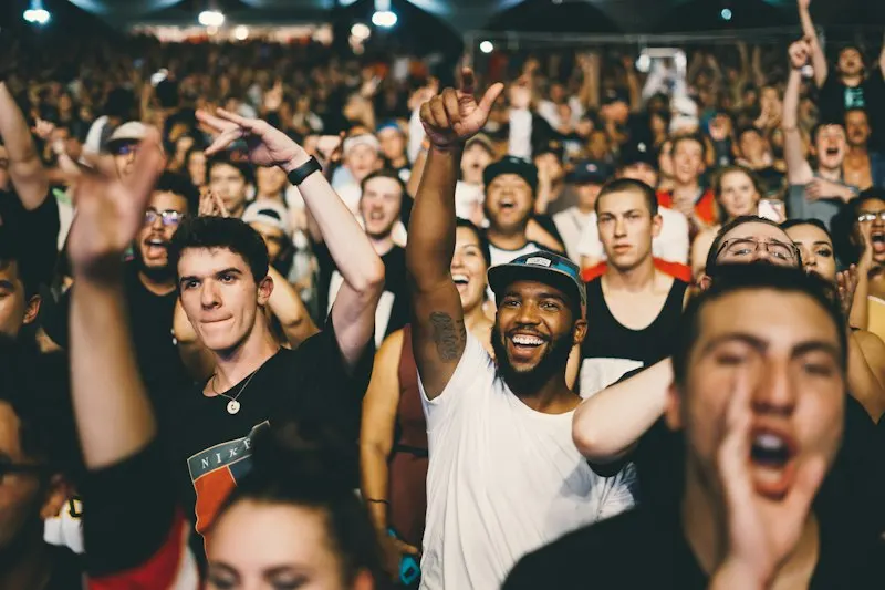 público entusiasmado durante un concierto