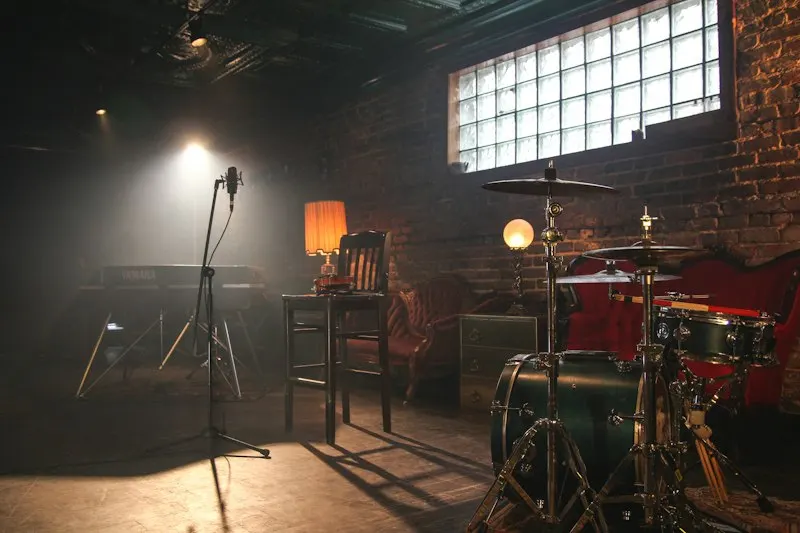 escenario íntimo con batería y micrófono preparado para música en vivo