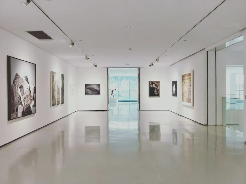 sala de exposiciones con obras de arte en las paredes