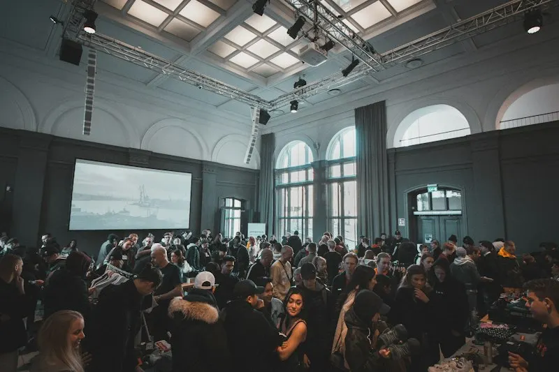 salón histórico con público y una proyección en pantalla