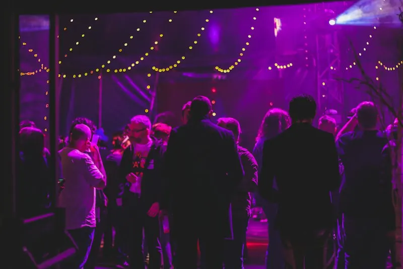 invitados en un evento nocturno con guirnaldas de luces