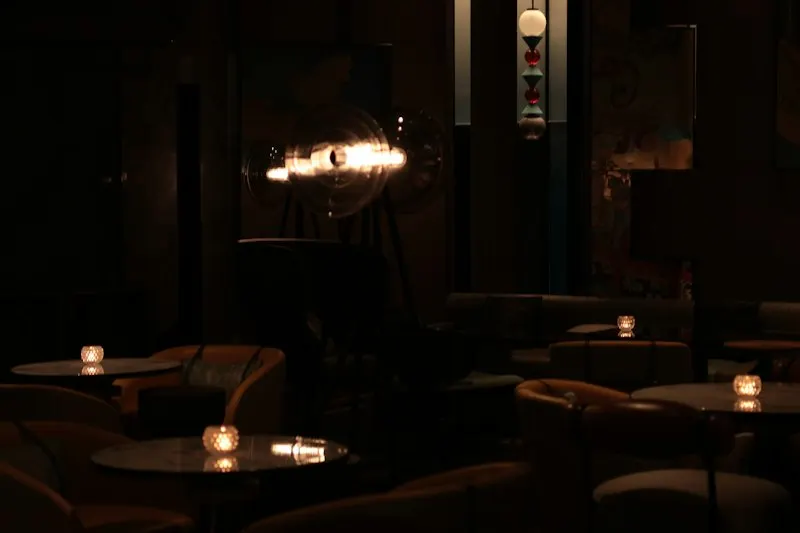 coctelería con velas y luz tenue
